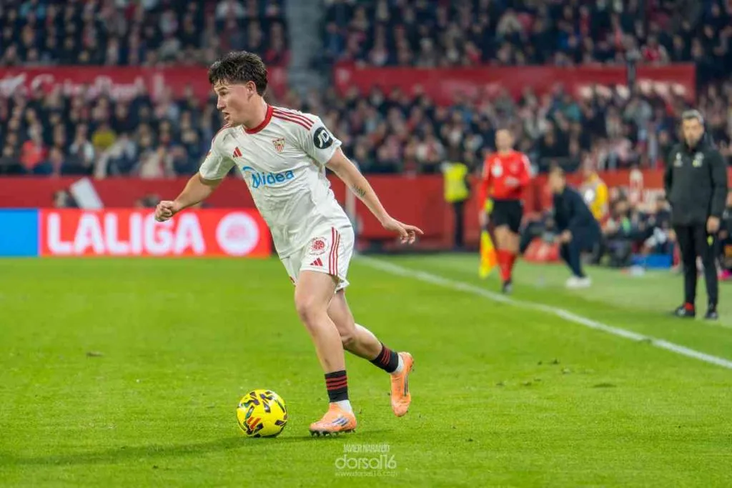El Sevilla FC acelera la renovación de Oso ante el acecho de pretendientes tras su gran temporada